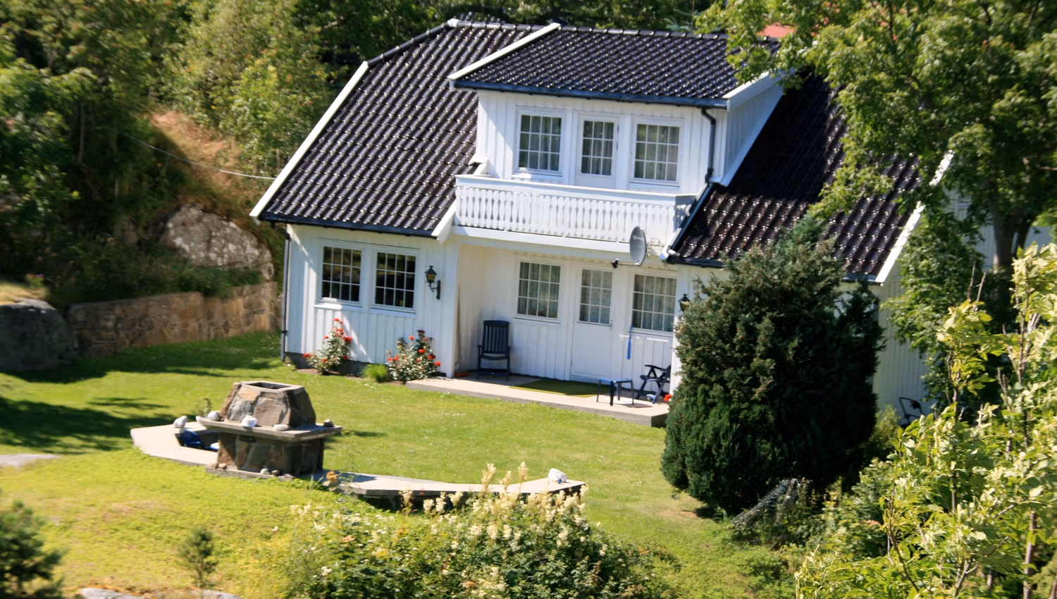 Strandhus Sandaa med fin gressplen i front