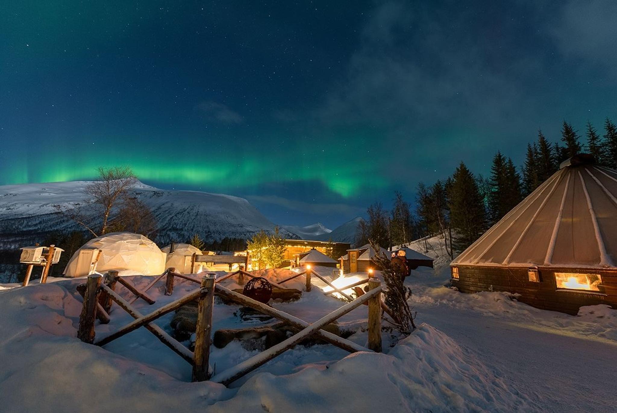 Bilde av Camp Tamok med nordlyset i bakgrunnen
