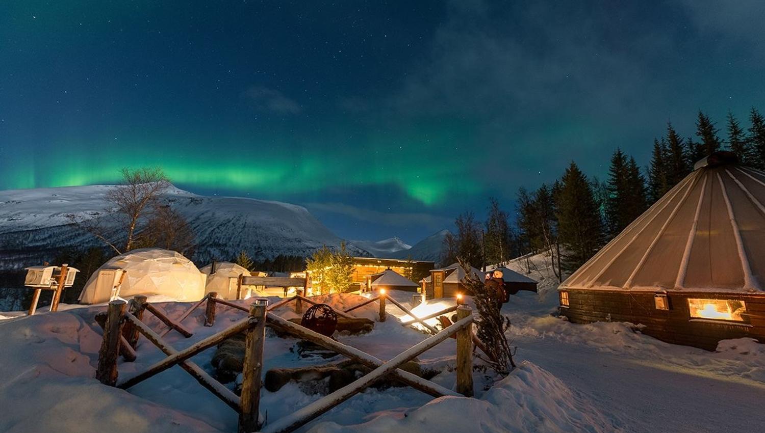 Bilde av Camp Tamok med nordlyset i bakgrunnen