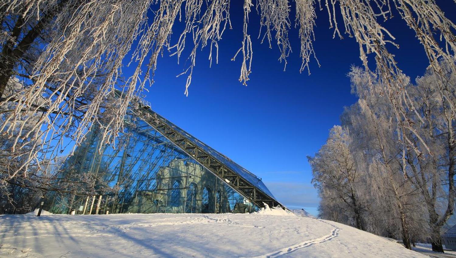 Domkirkeruinene vinter. Bilde tatt utenfra. Blå himmel.