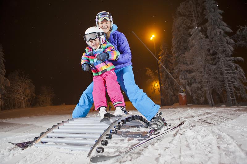voksen med barn ved en liten skirampe