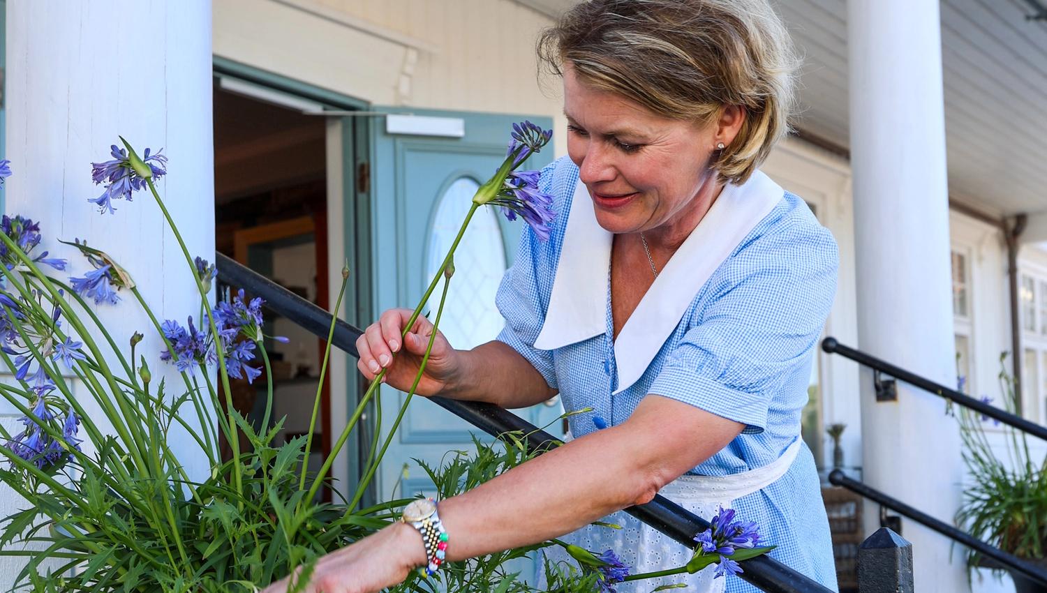 Ansatt steller blomster på badehotell