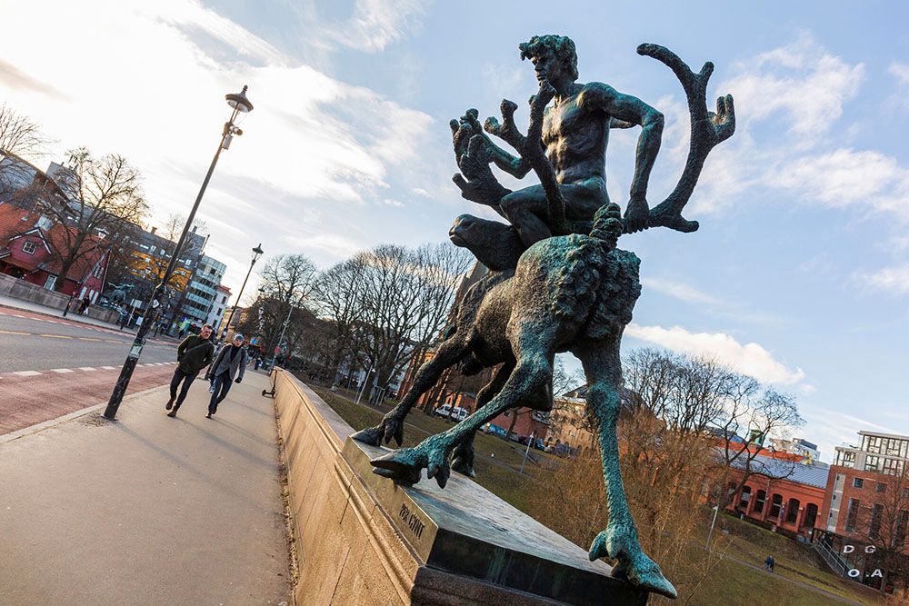 En statue med en mann som rir en elg på brua.