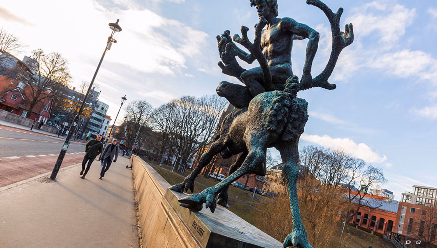 En statue med en mann som rir en elg på brua.