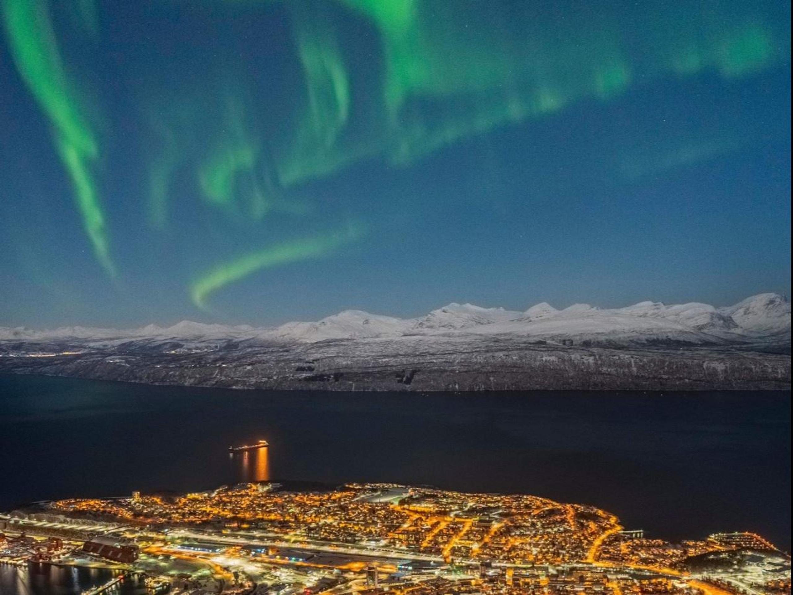 Northern Lights Experience on Skis