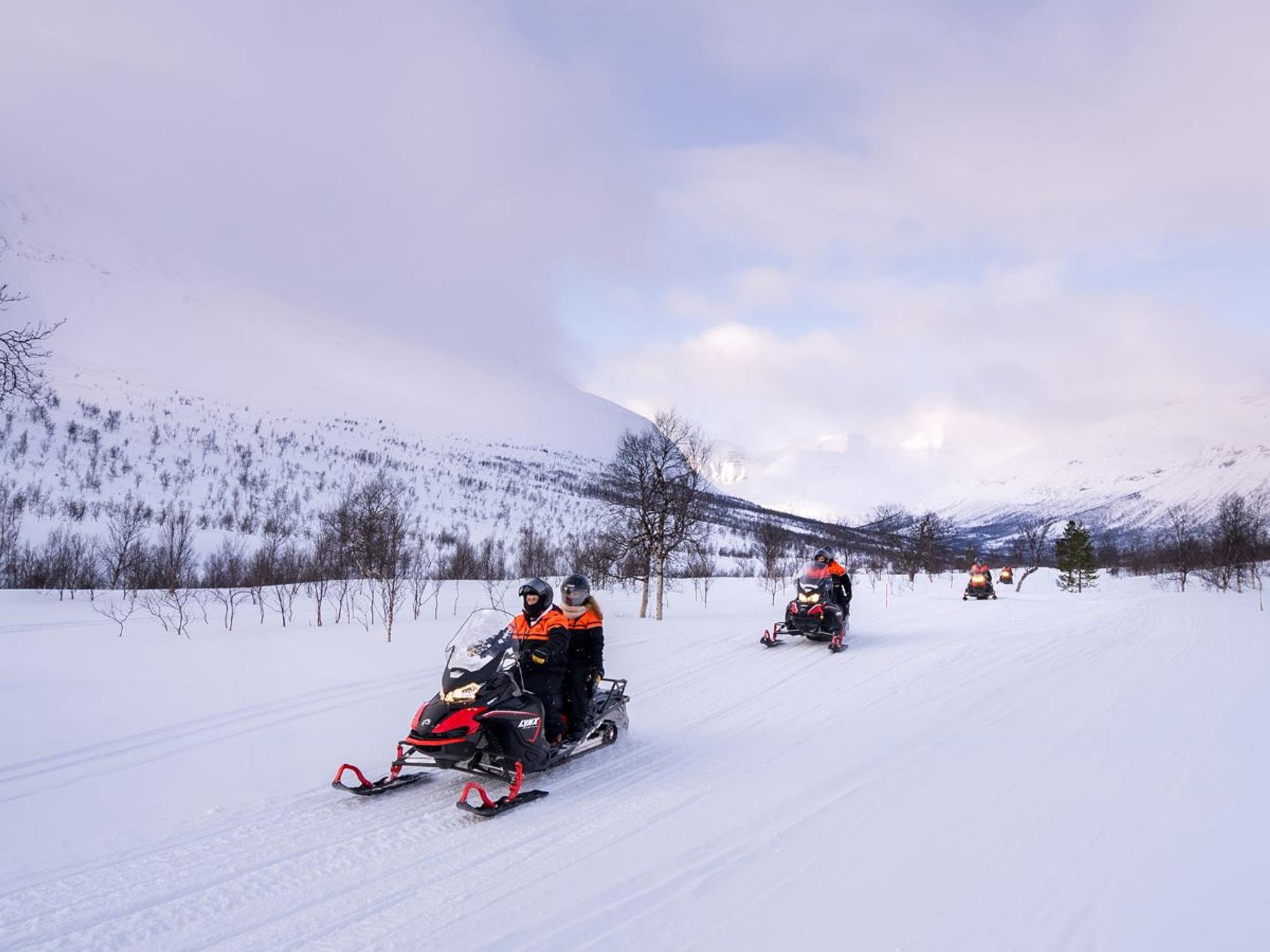 Snøscootertur i arktisk vinterlandskap i Tromsøregionen