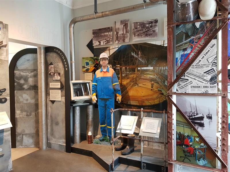 Modern workers represented in an exhibit at the Kraftmuseet, illustrating the progress in the power industry.