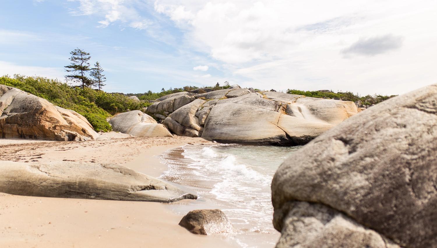 Sandstrand og svaberg