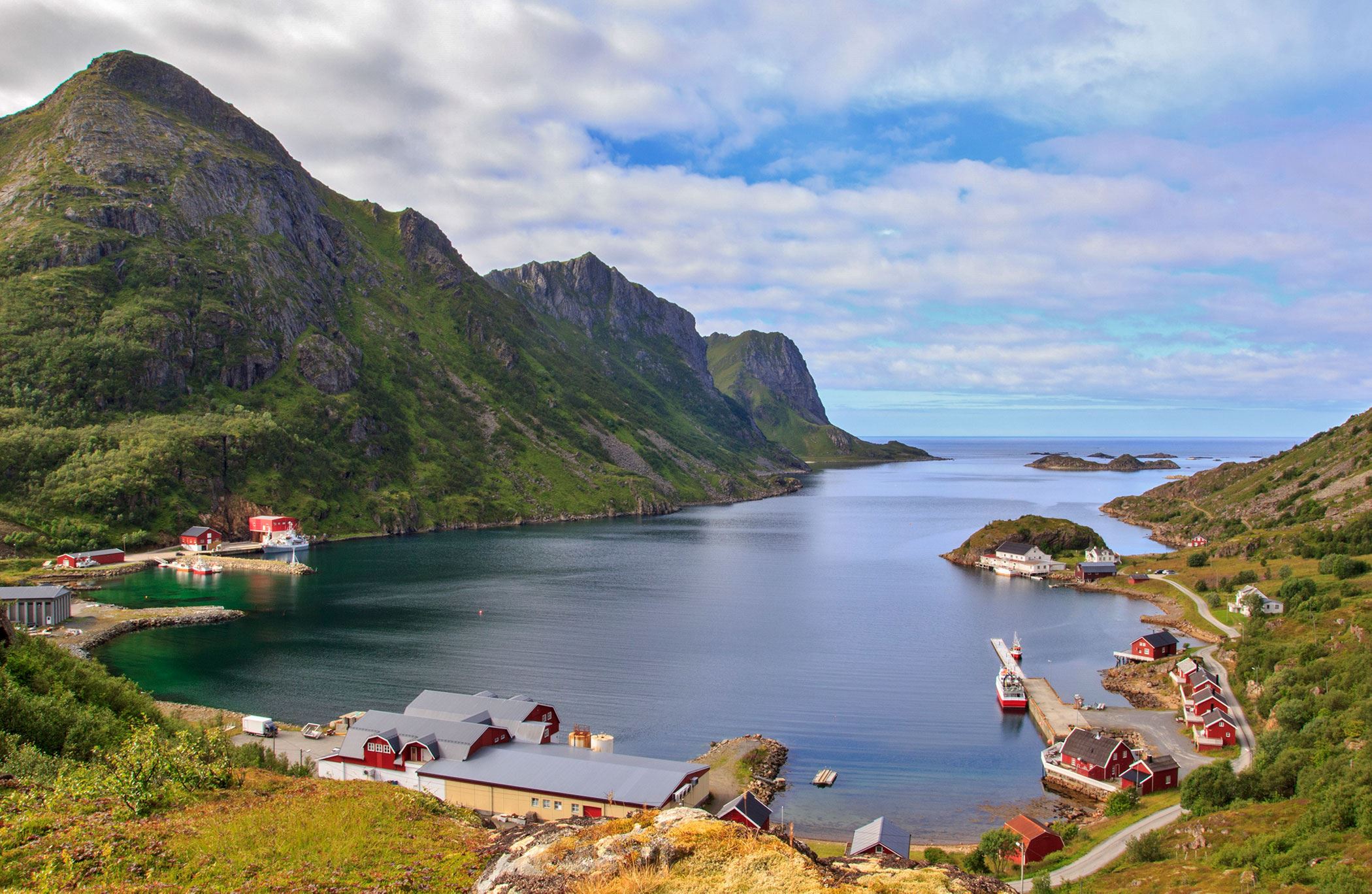 Straumfjorden with mountain view and Vesterålen fisherman's cabins