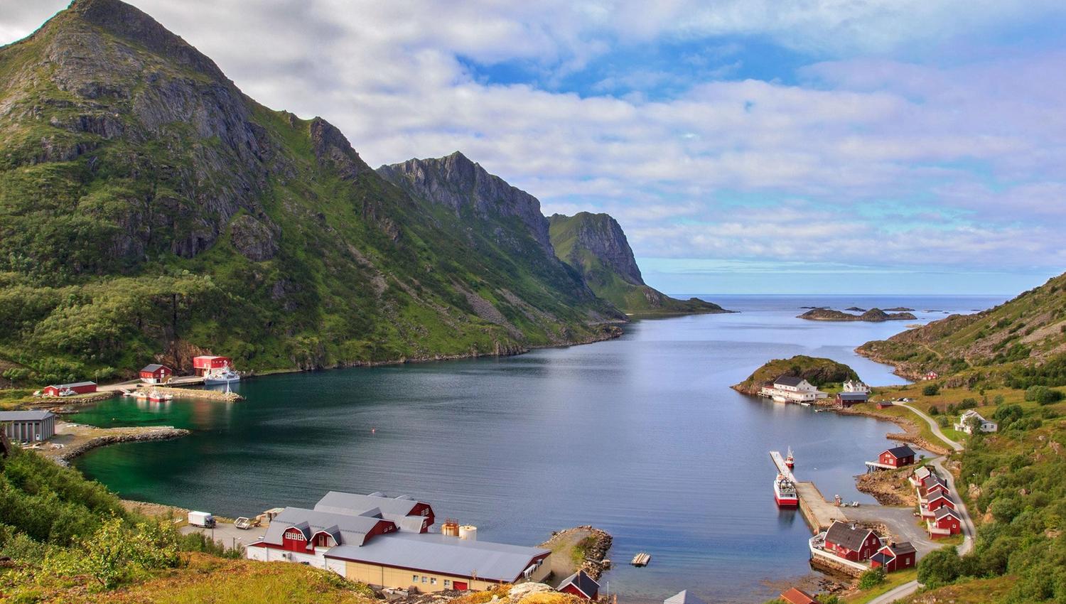 Straumfjorden with mountain view and Vesterålen fisherman's cabins