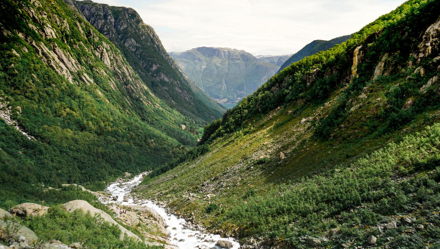 Utsikt ned Buardalen med elv, grøne lier og fjell på veg mot Buarbreen.
