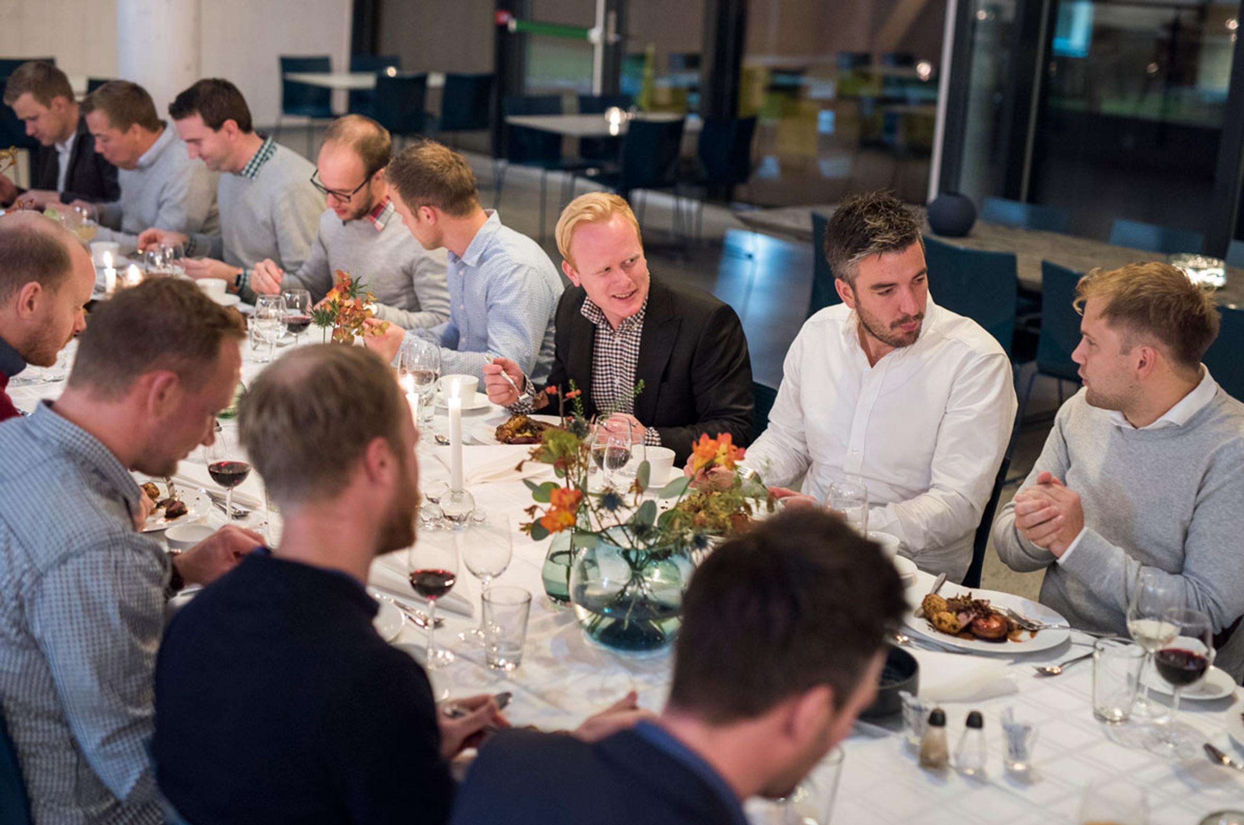 ruppe samlet til middag på Restaurant Njord på RS Noatun i Horten.