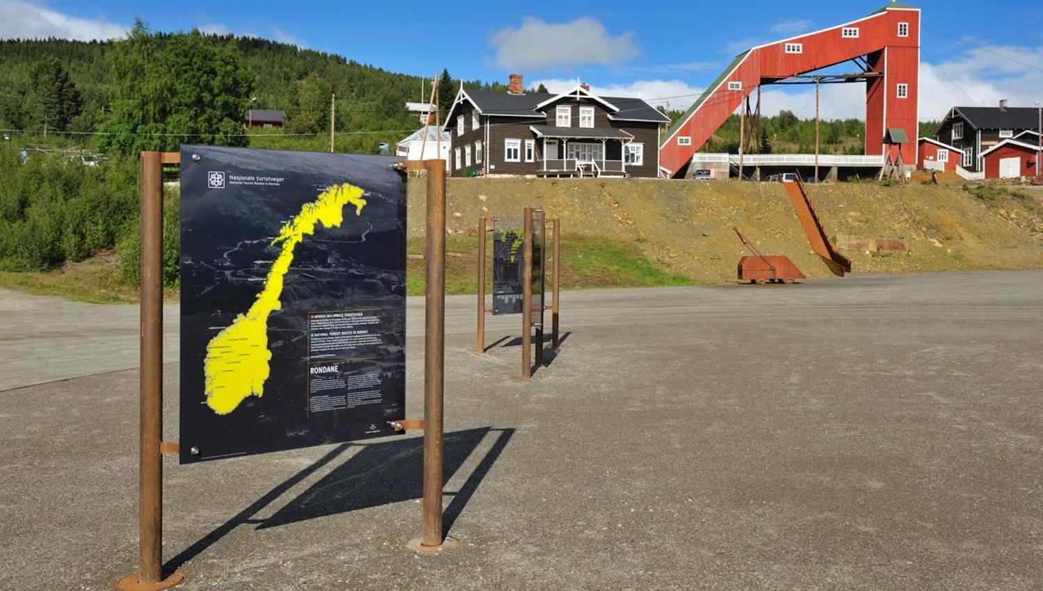 Informasjonspunkt med omtale av de historiske Folldal gruver, Nasjonal turistveg Rondane.
