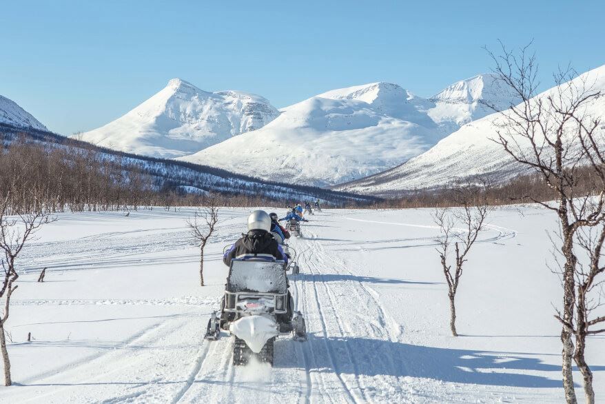 Snøscootertur i arktisk vinterlandskap i Tromsøregionen