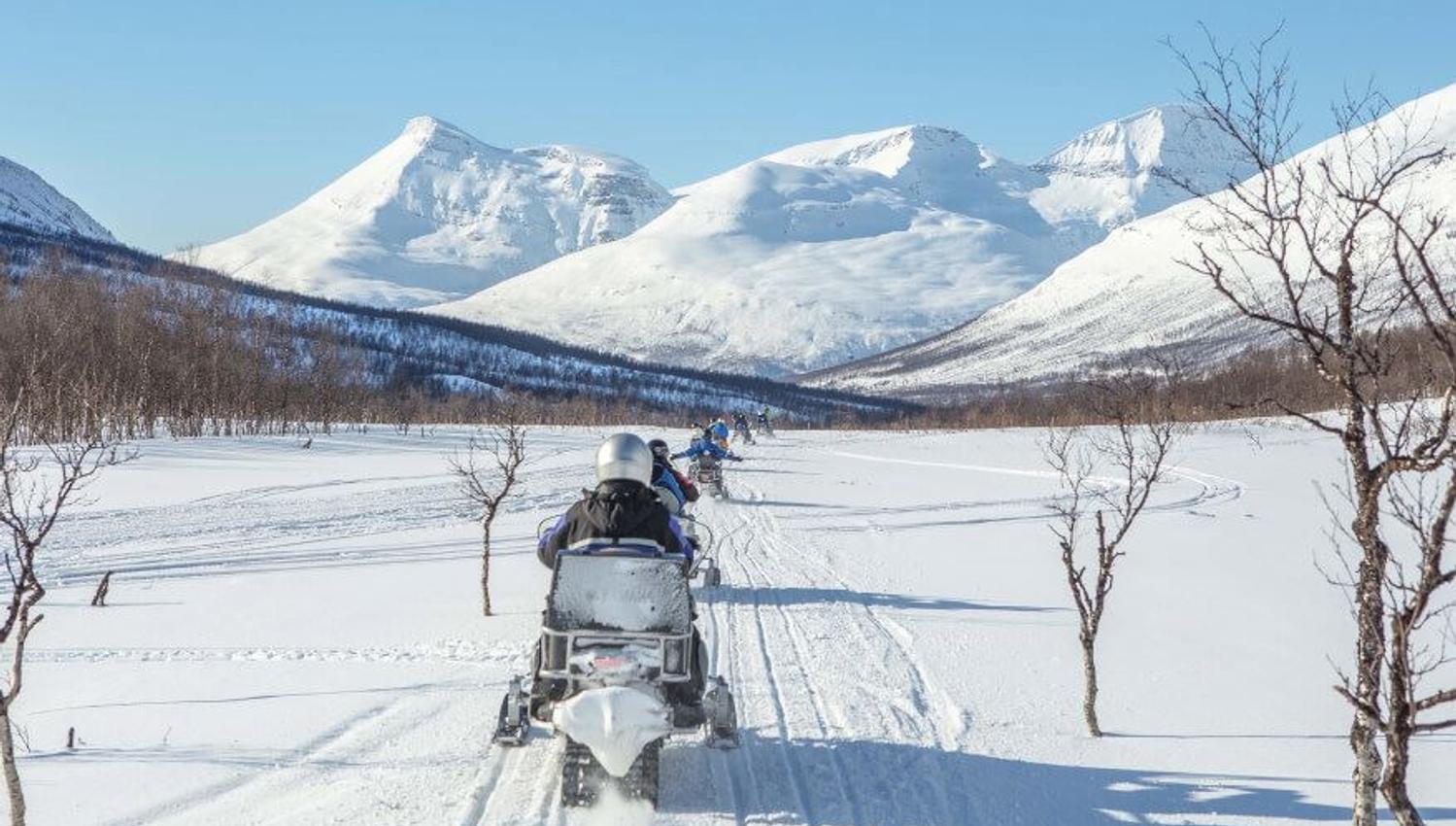 Snøscootertur i arktisk vinterlandskap i Tromsøregionen