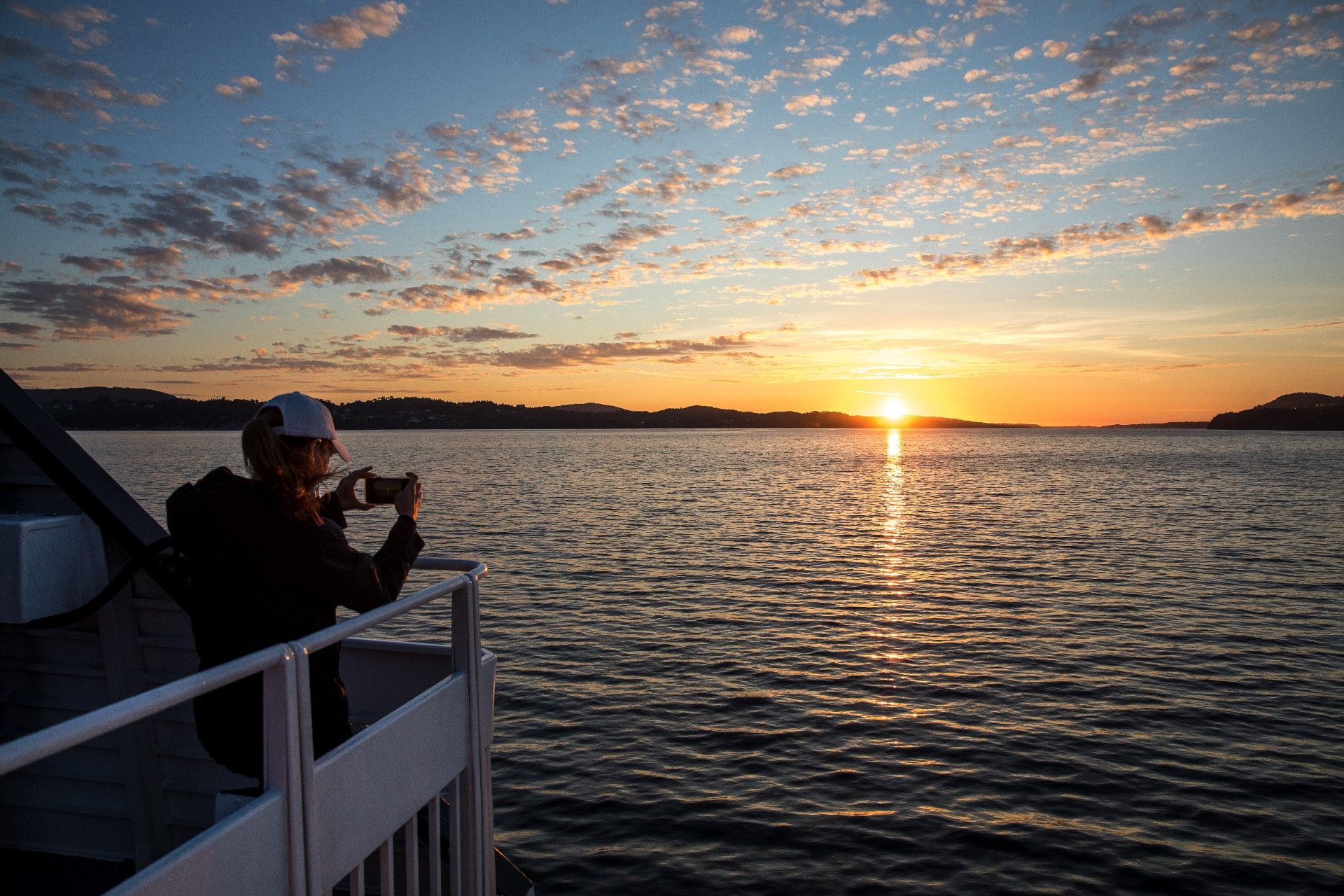 Goflåm-sognfjord-cruise-glowing-sunset-eivind-senneseth