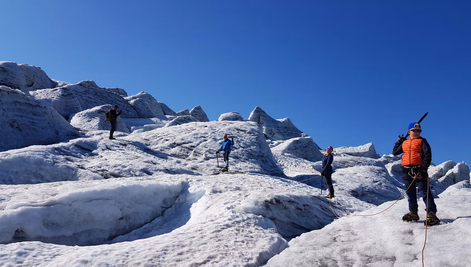 Familie og breførar på trygg brevandring i isformasjonane på Buarbreen.