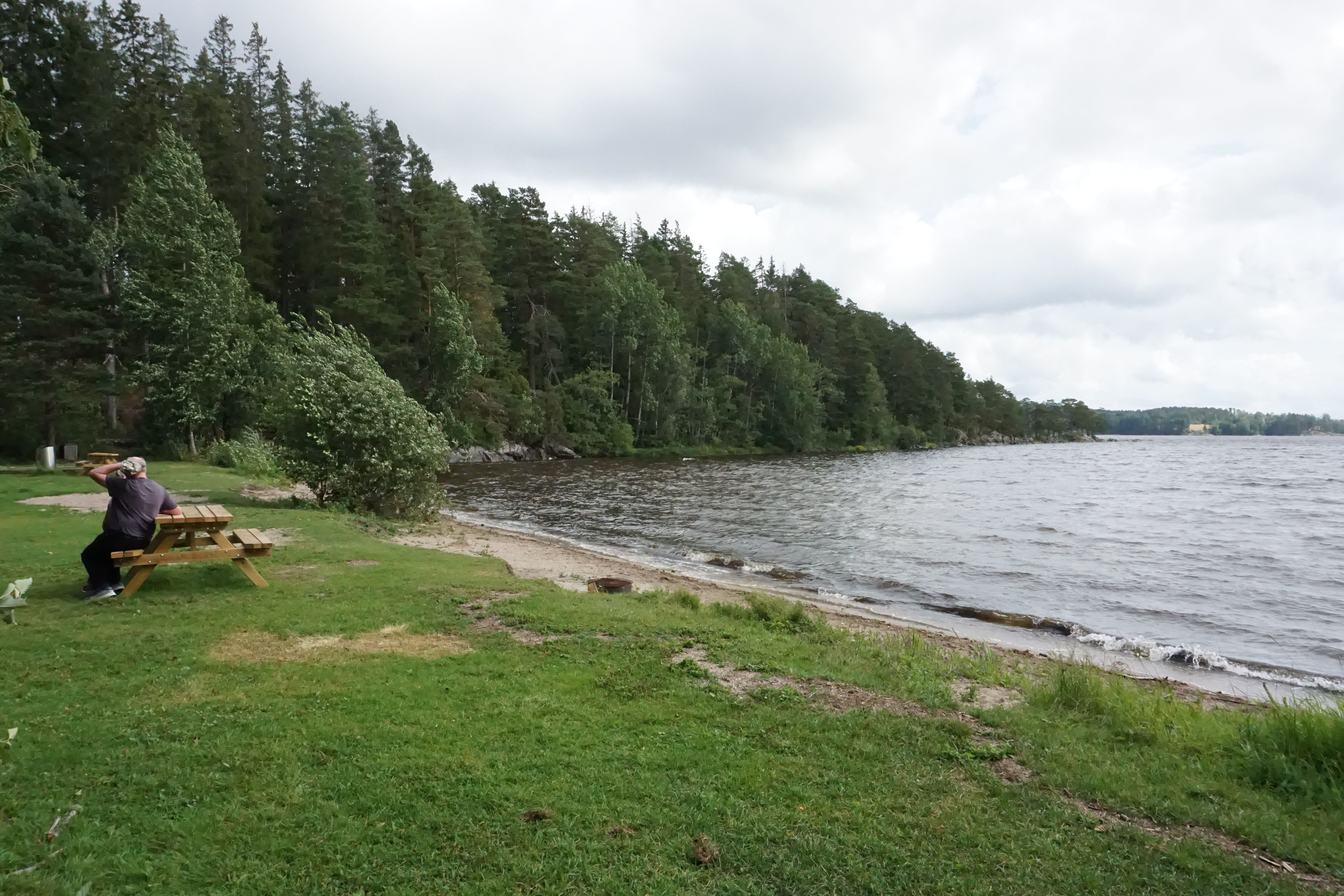 plen og rastebord ved stranda