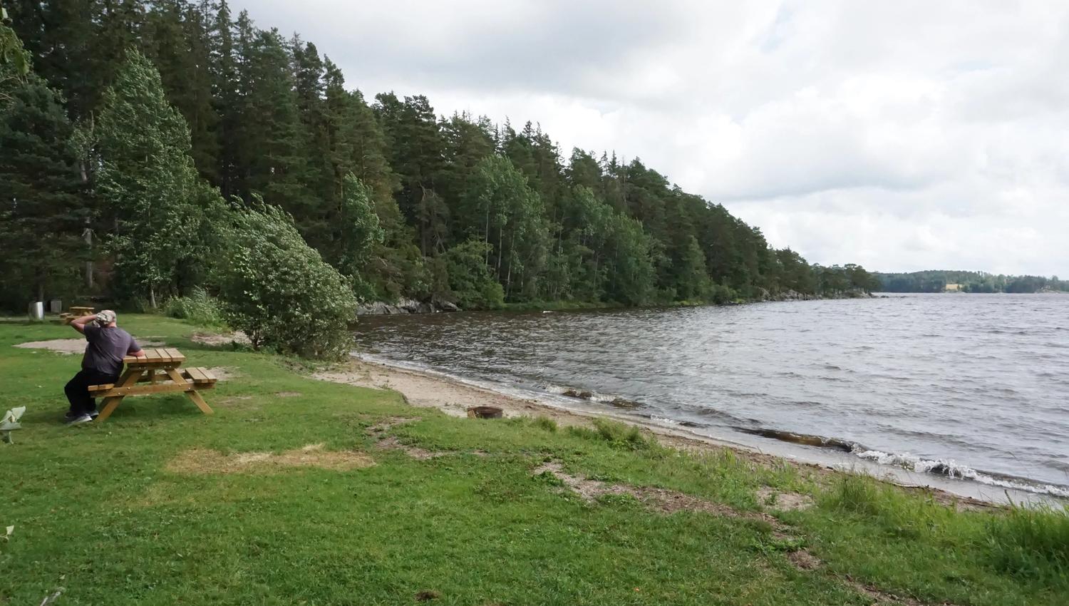 Gras and table beside the lake