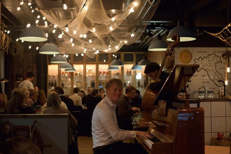 A man playing the piano in the restaurant
