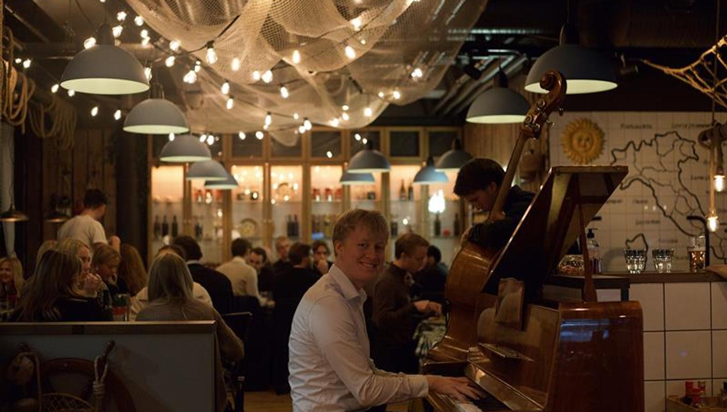 A man playing the piano in the restaurant