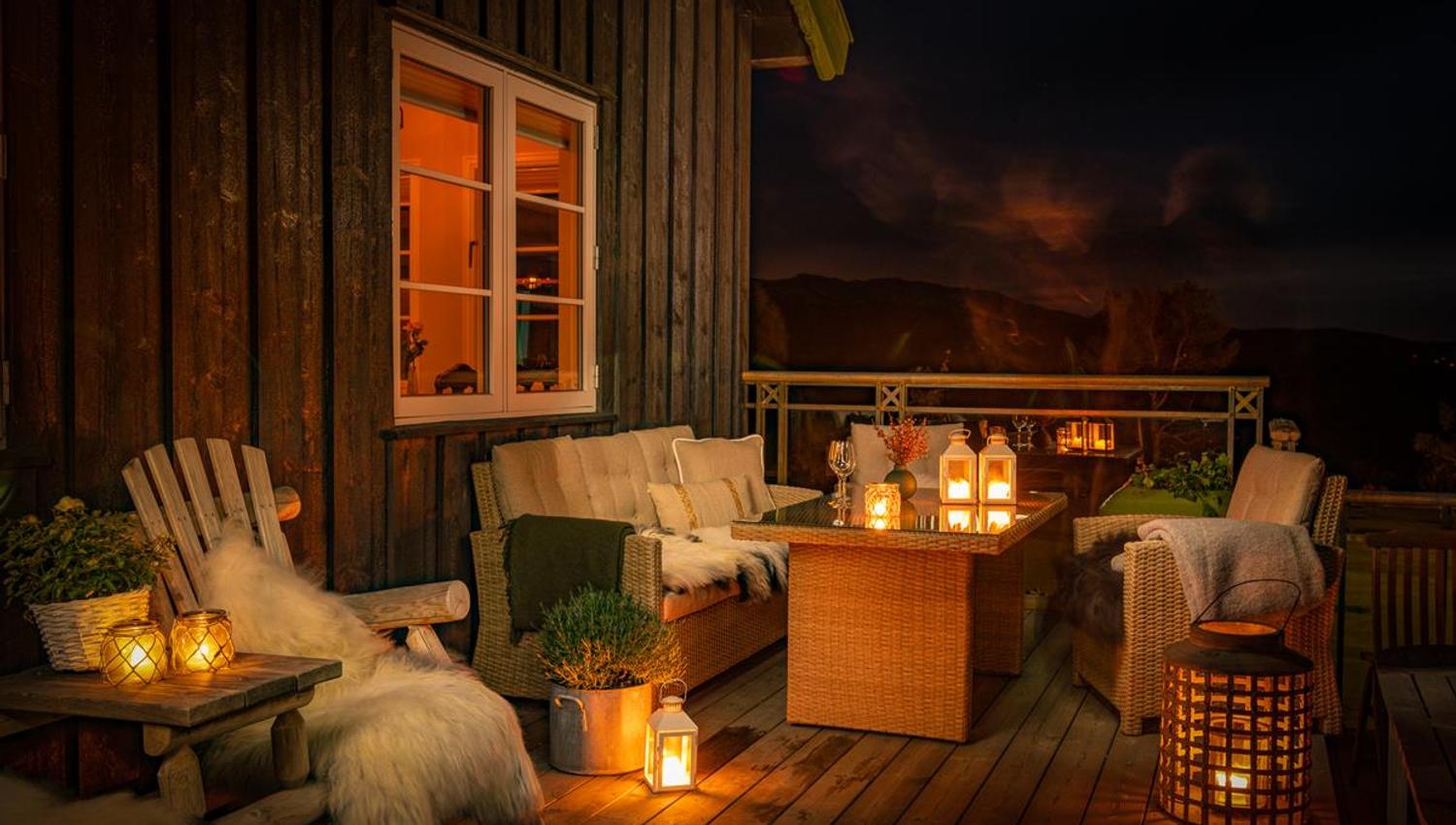 Stemningsbilde på verandaen i skumringen