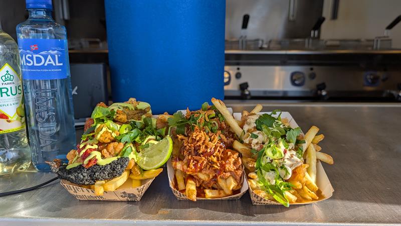 Flere takeawayretter med fries, kjøtt og salat fra The Grill Pit.