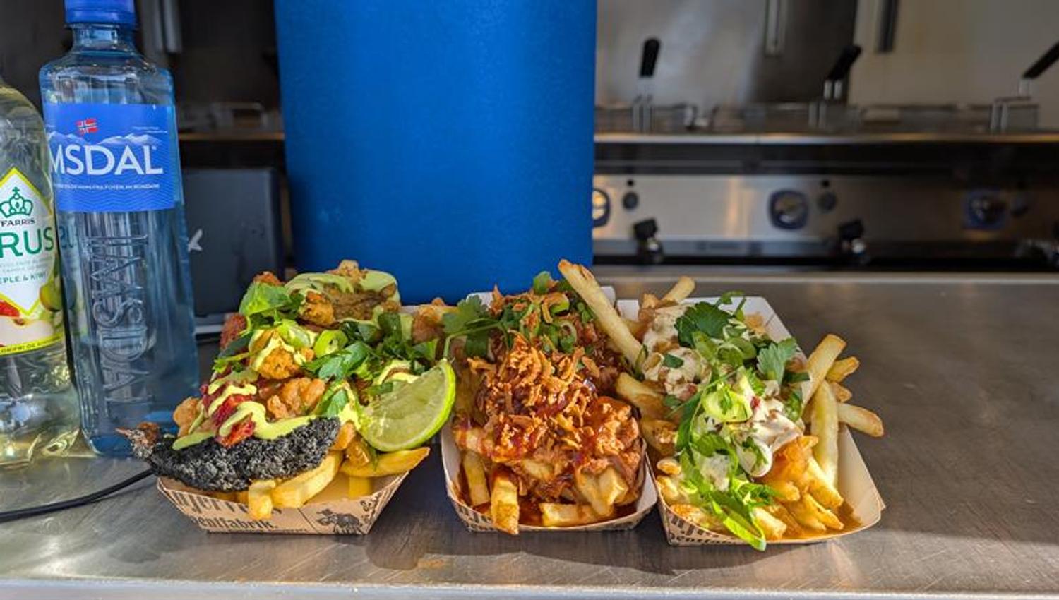 Flere takeawayretter med fries, kjøtt og salat fra The Grill Pit.