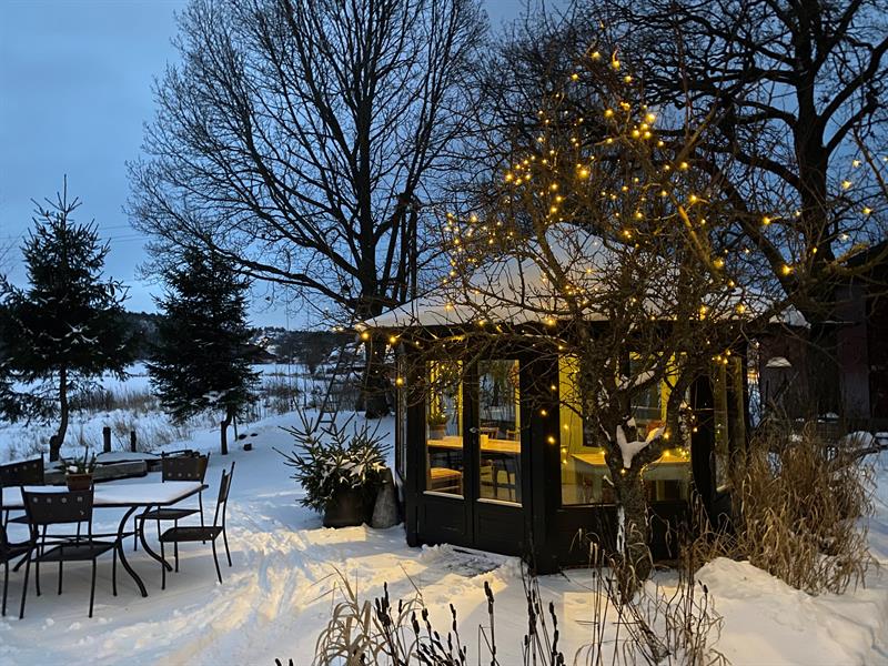 Lysthus ute i snøen