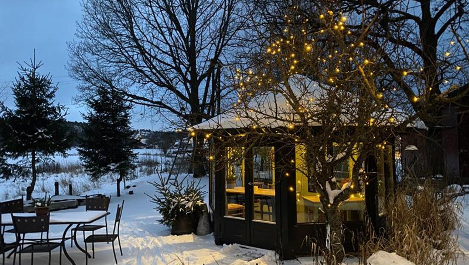 Lysthus ute i snøen