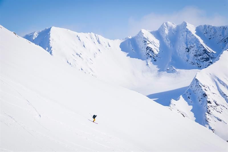 En person kjører på ski ned et fjell
