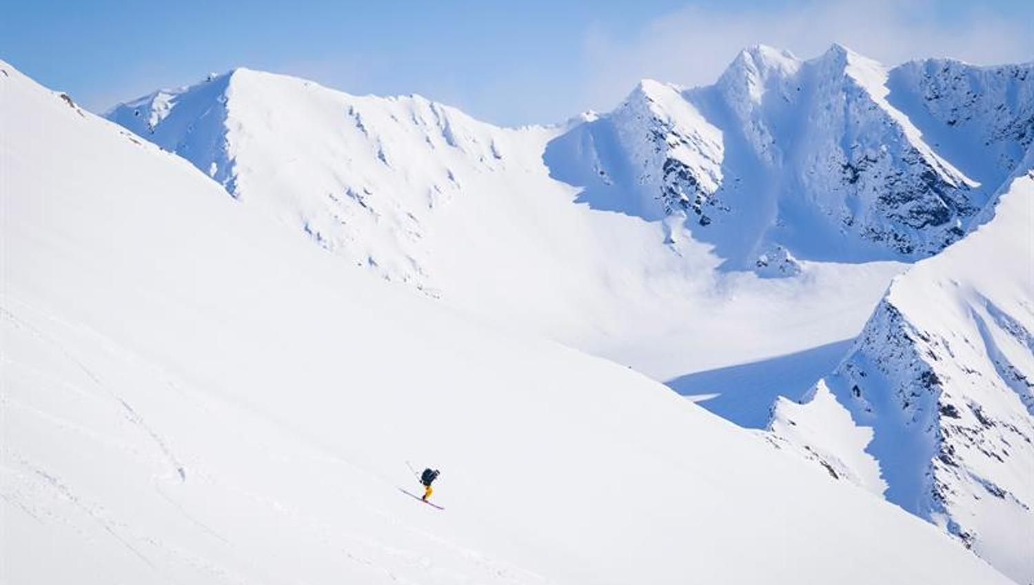 En person kjører på ski ned et fjell