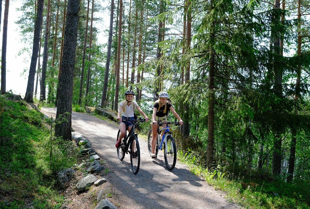 To jenter på hver sin sykkel langs veien rundt Tinnemyra, Notodden. Foto