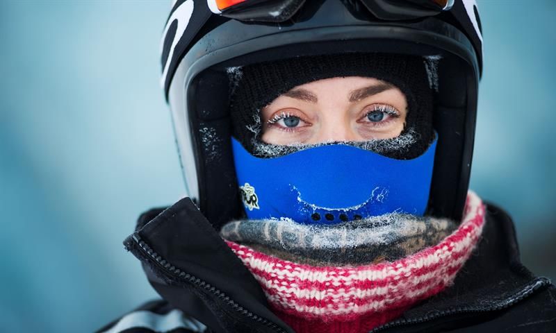 Nærbilde av person med hjelm og ansiktsmaske.