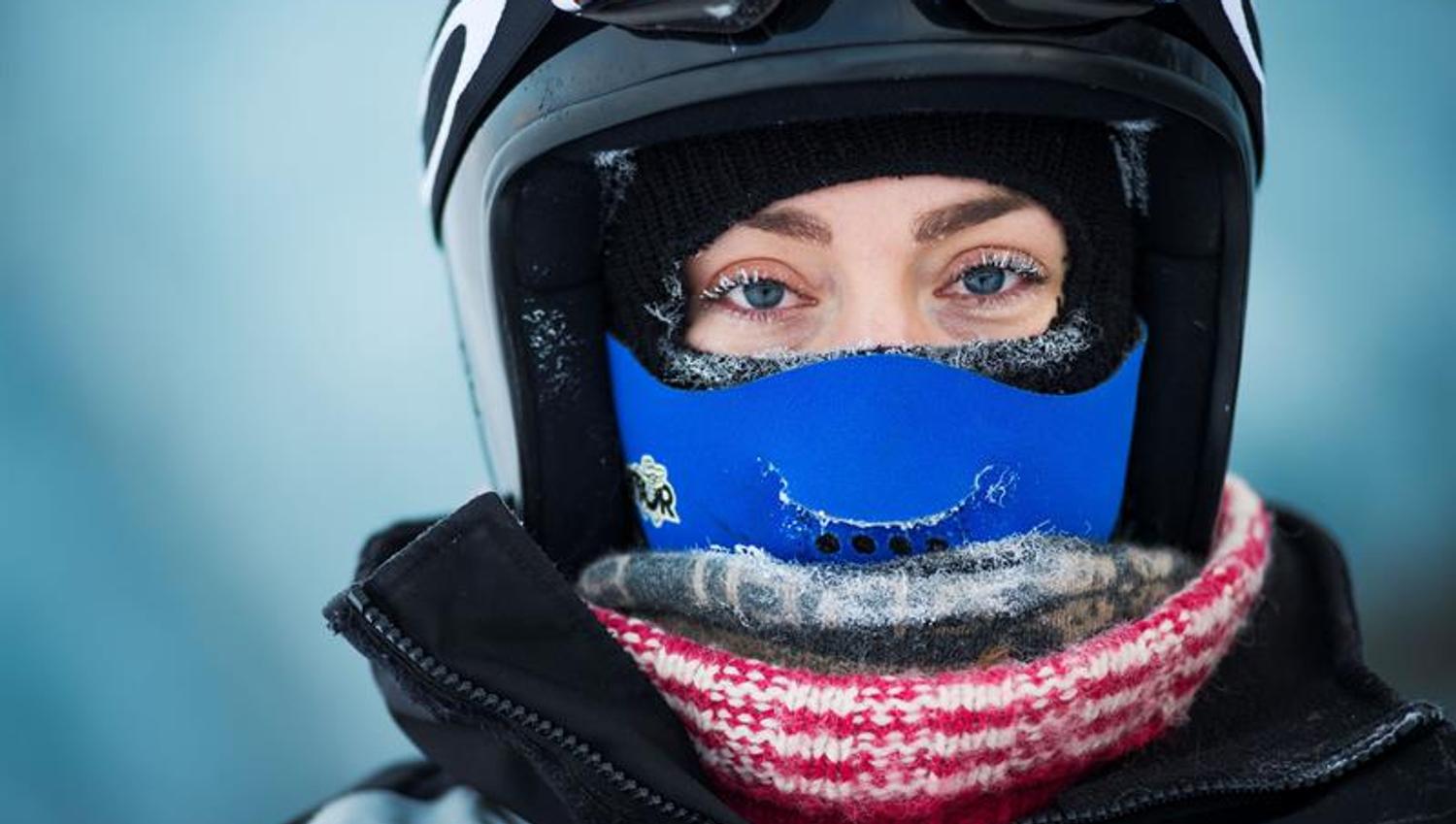 Nærbilde av person med hjelm og ansiktsmaske.