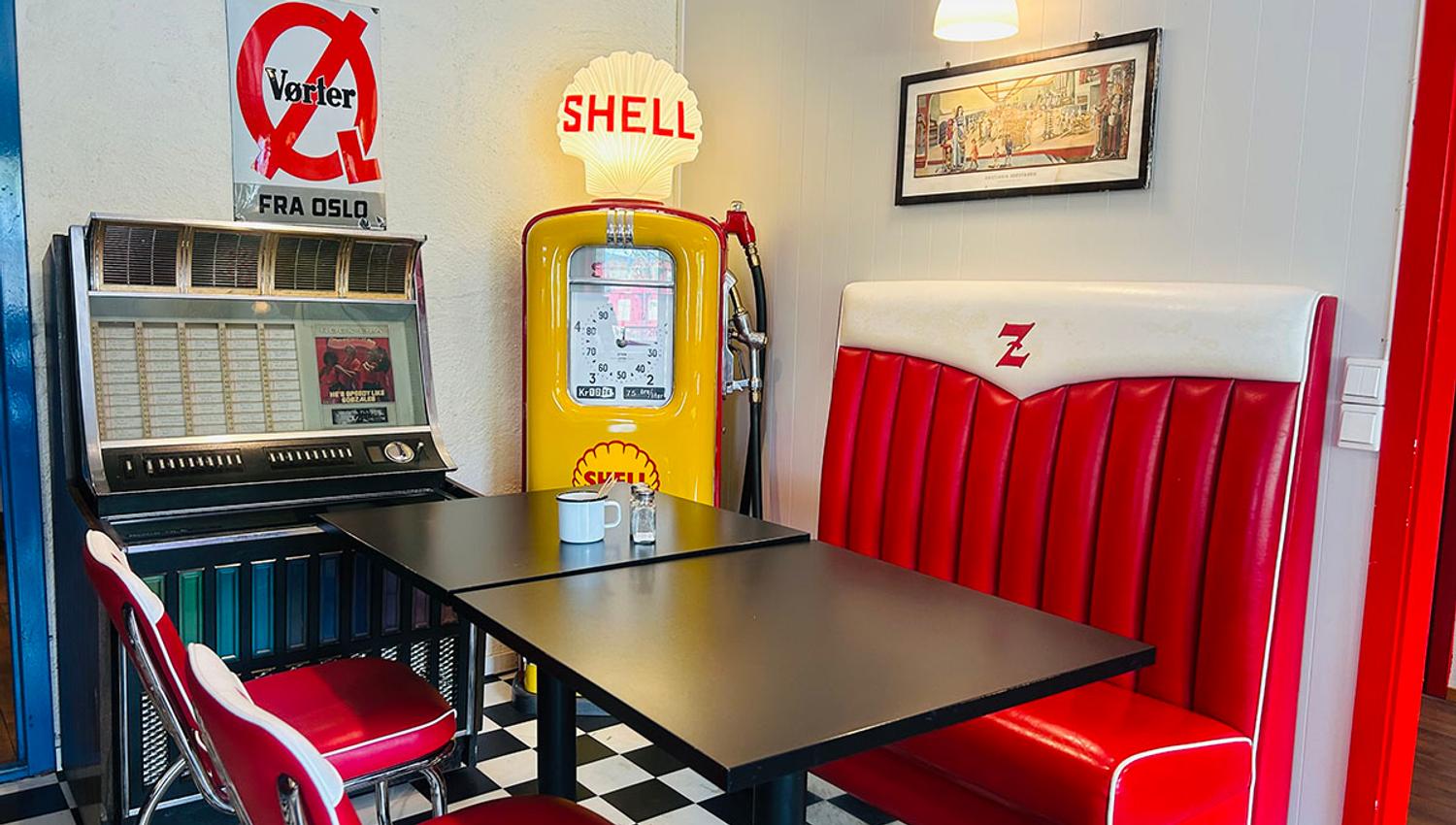 Kaféområde i retrostil på Z-Museum, med sitteplass, fargerike stoler og nostalgisk interiør