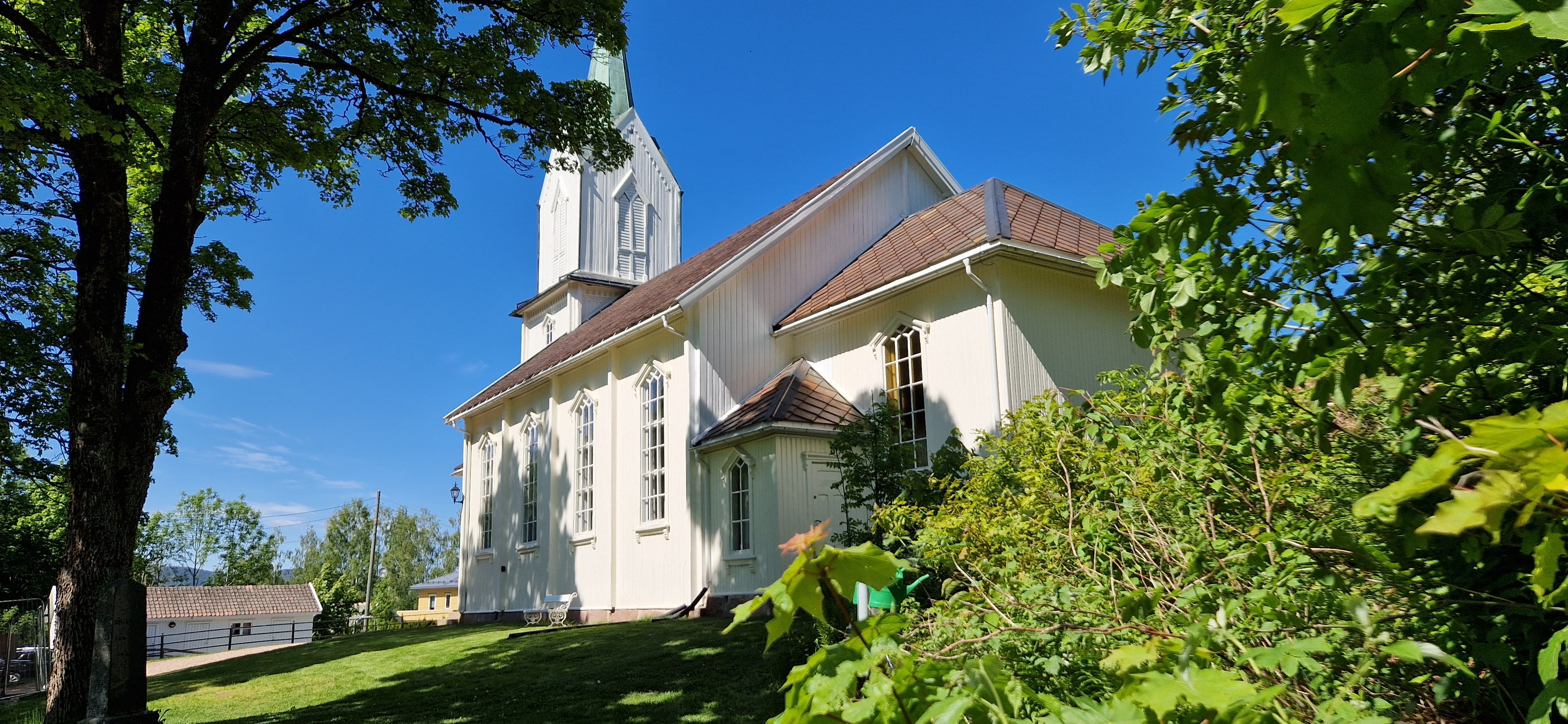 Holmsbu church - white church with green vegetation