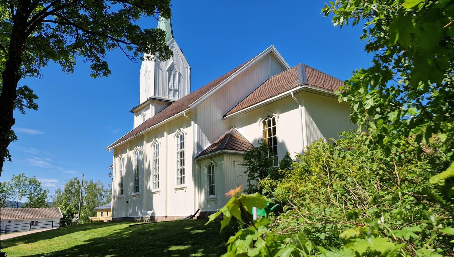 Holmsbu church - white church with green vegetation