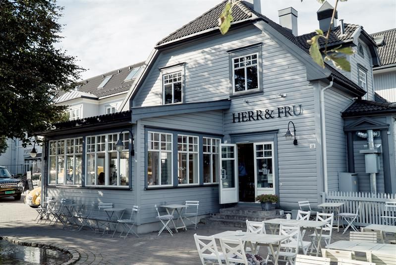 Daytime facade: gray restaurant