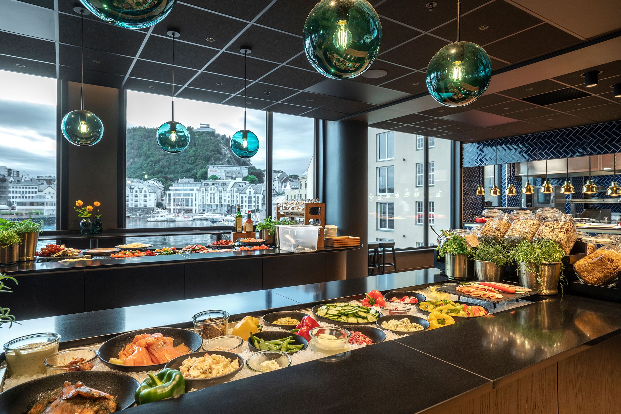 Nyt en god frokost på Thon Hotel Ålesund