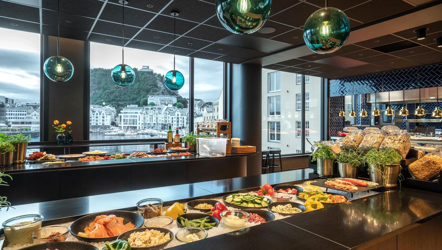 Nyt en god frokost på Thon Hotel Ålesund