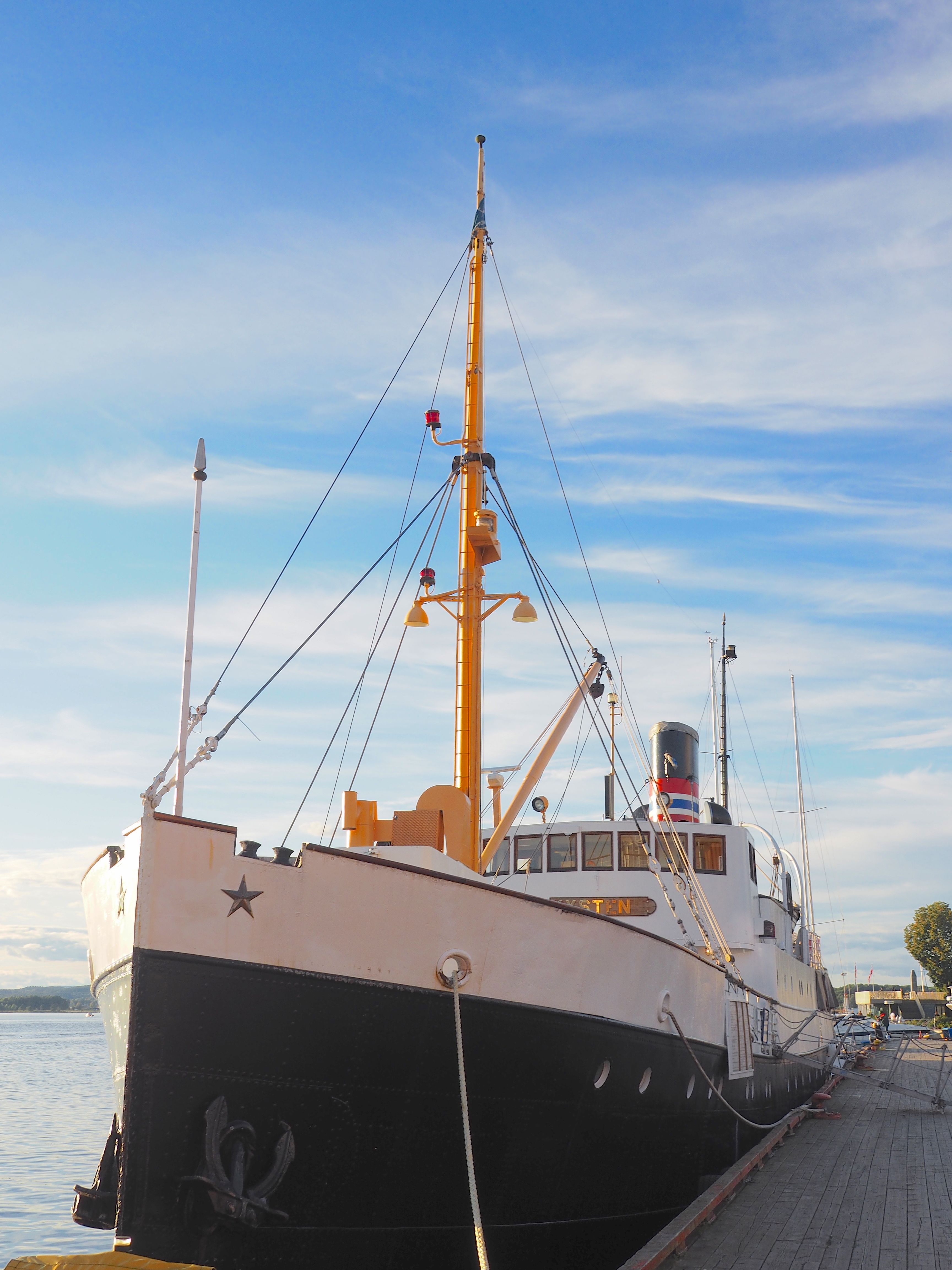 Steamboat to dock.