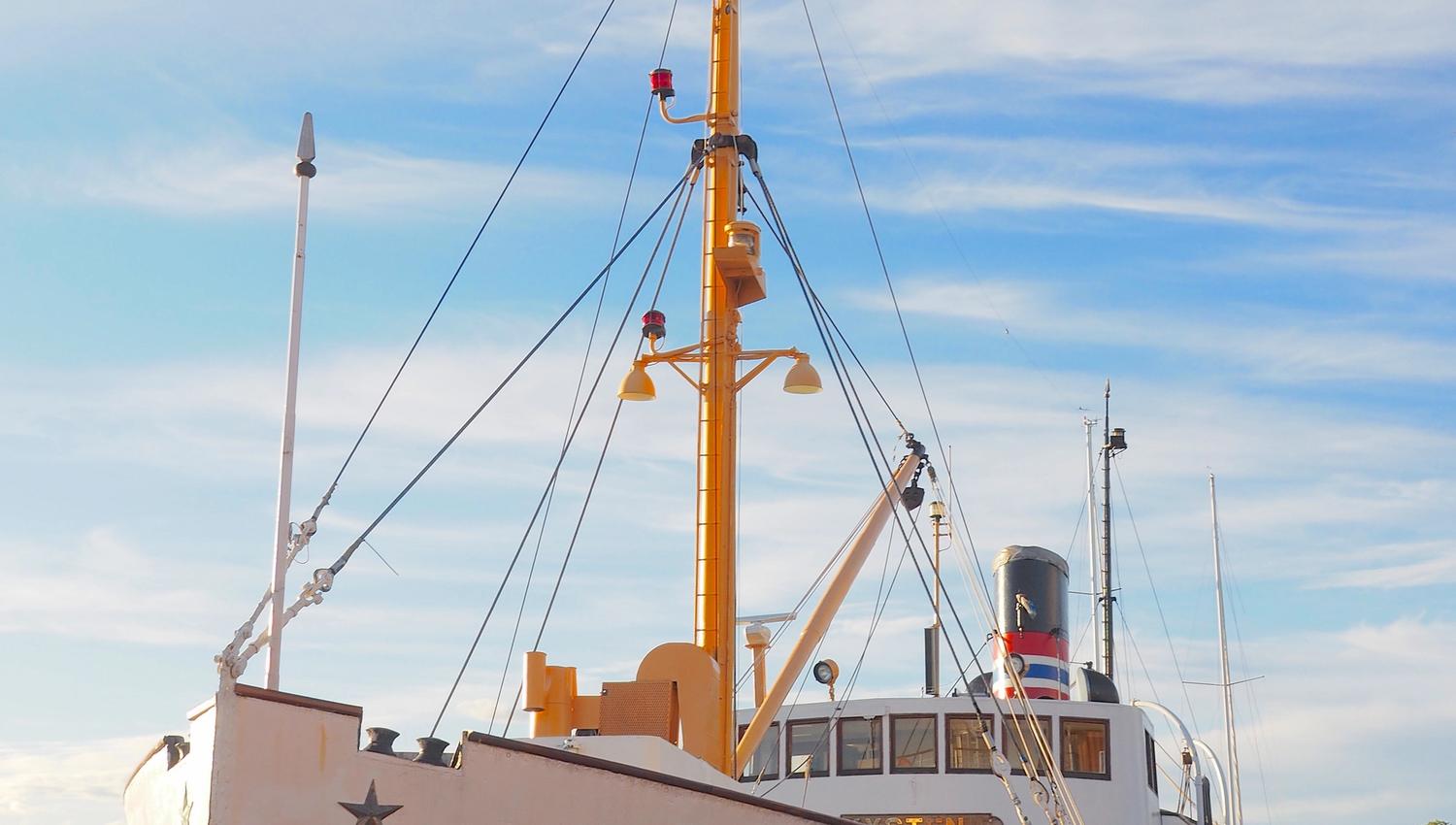 Steamboat to dock.