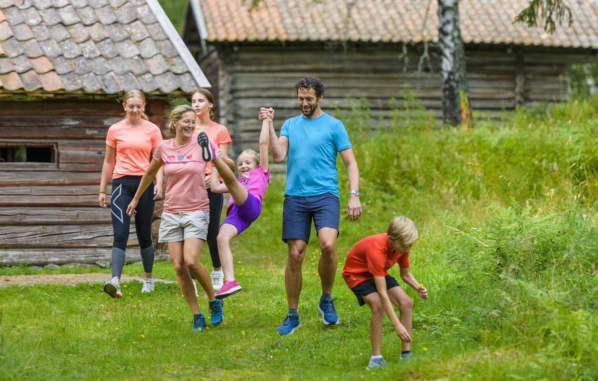 Eiktunet, Mjøsmuseet, familie på tur