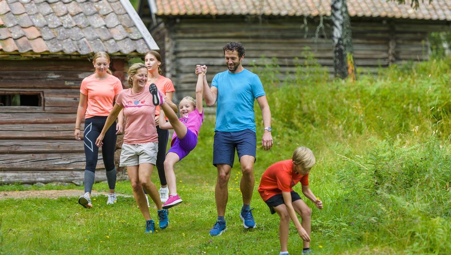 Eiktunet, Mjøsmuseet, familie på tur