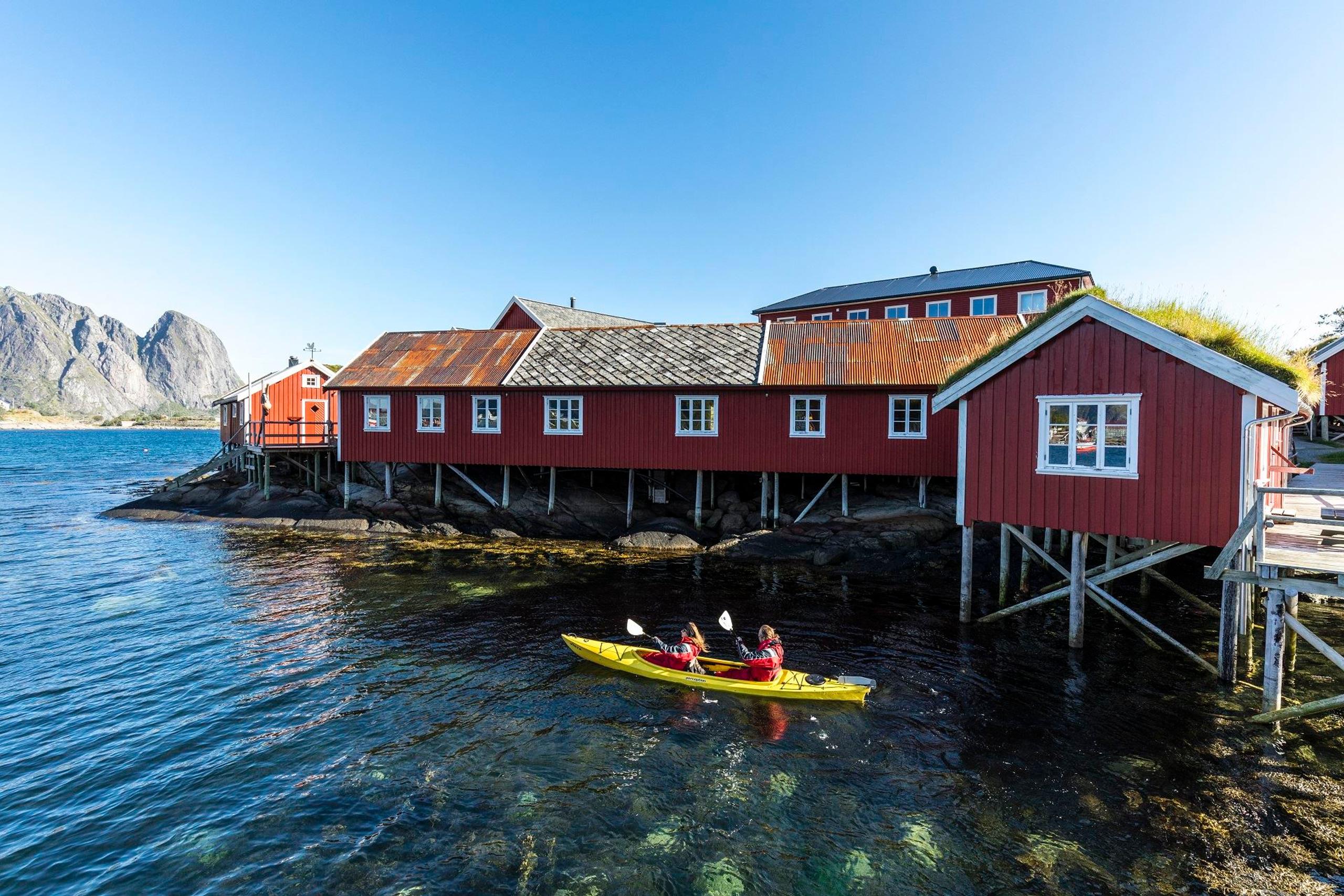 Kajakktur i vakre omgivelser rundt Reine