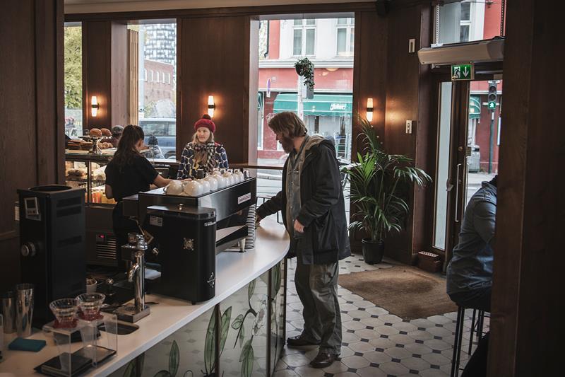 people ordering in the coffee shop