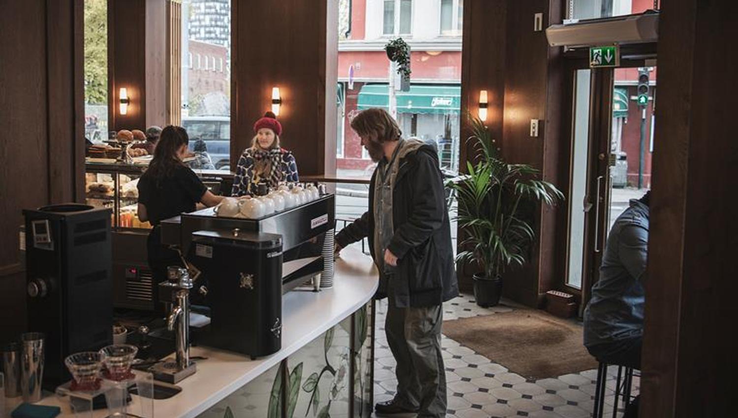people ordering in the coffee shop