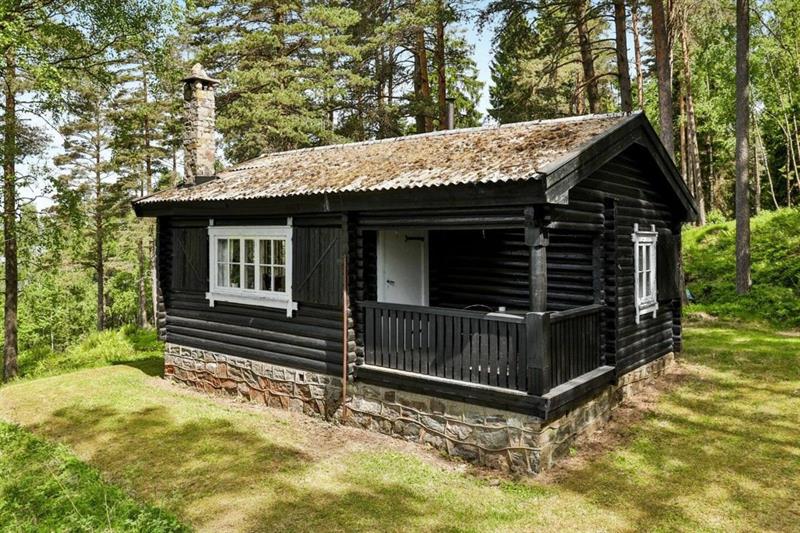 The traditional log cabin at Furuholmen. Photo.