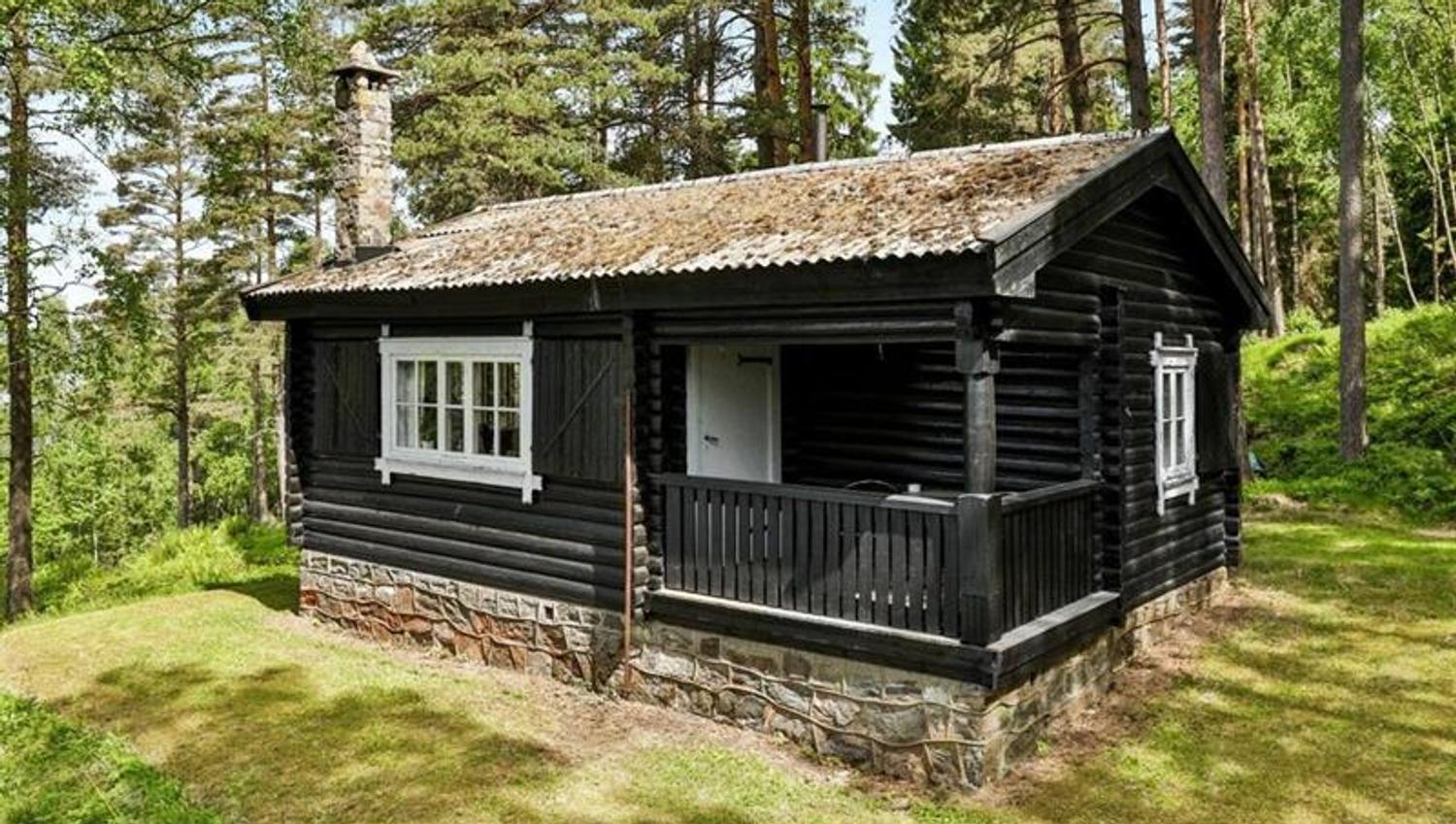 The traditional log cabin at Furuholmen. Photo.